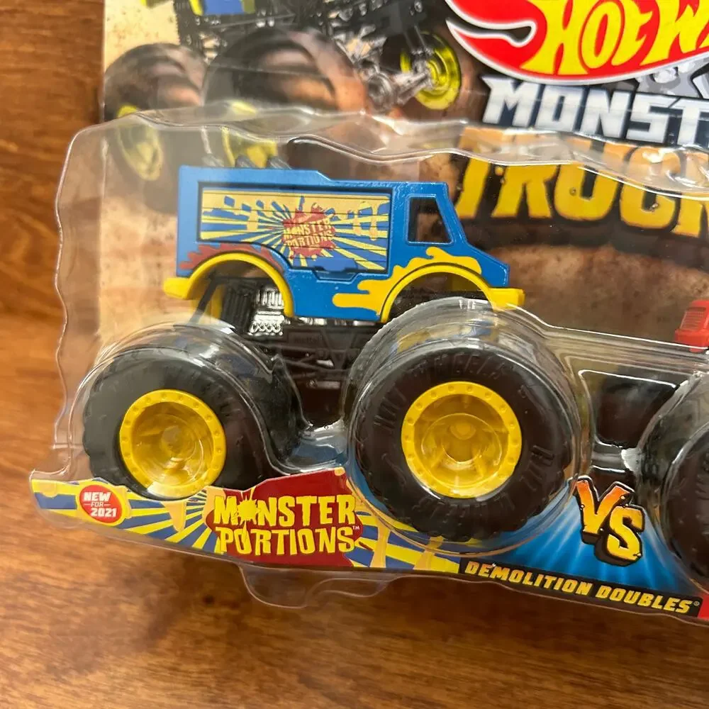 HOT WHEELS Monster Trucks Demolition Doubles Monster Portions Vs Sriracha 1:64